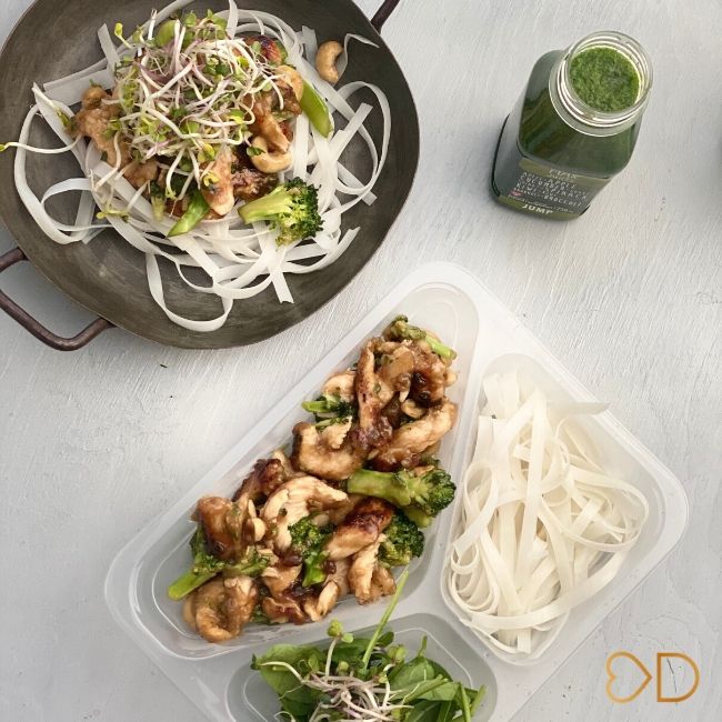 Kuracia stir-fry s brokolicou a kešu, ryžove rezance