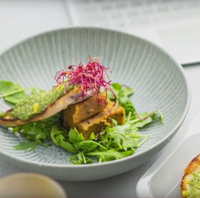 Batátova polenta so sezamom, kuracie prsia s janovským pestom