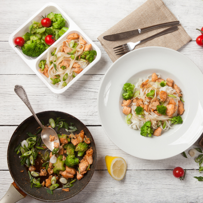 Zdravý obed: Ryžové rezance s lososom a brokolicou