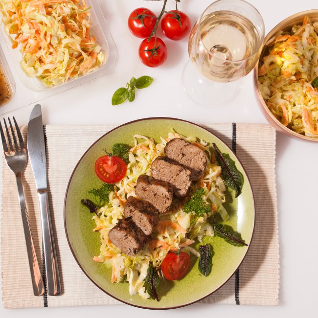 Bravčová panenka a šalát coleslaw