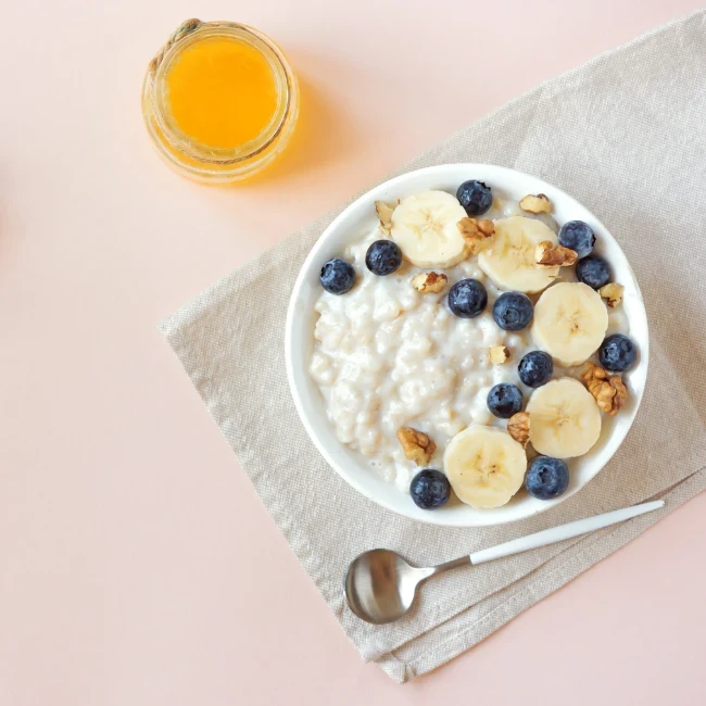 Skvelá kaša už za pár minút: Ovsené vločky na raňajky nemusia byť nudné