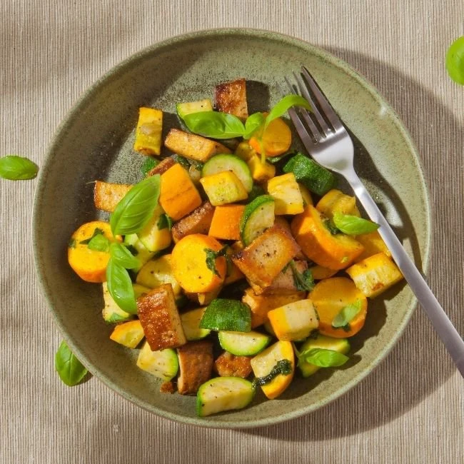 Všestranné využitie cukety aj v recepte na farebné cukiny s marinovaným tofu