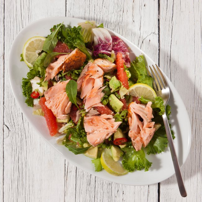 Zdravý letný recept – avokádovo-grapefruitový šalát s lososom