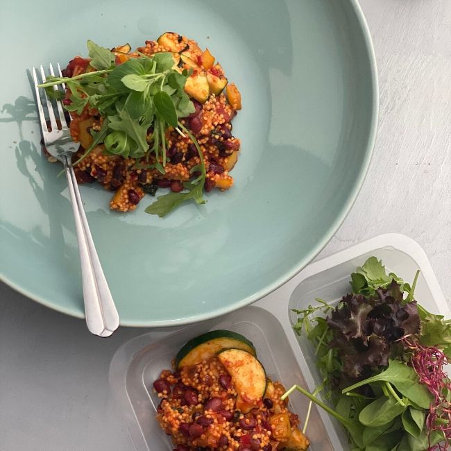 Pšeno s purpurovou fazuľou a sušenými rajčinami, šalát z červenej kapusty s pórikom