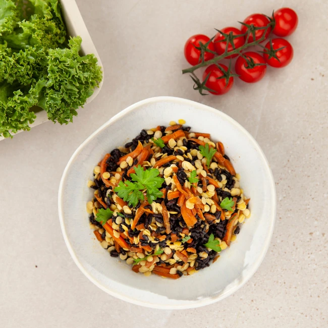 Indická kari šošovica od EASYDIET s čiernou ryžou na tanieri, šalát v krabičke