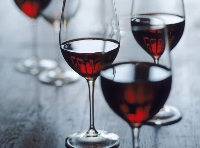14 prekvapujúcich výhod pitia vína...