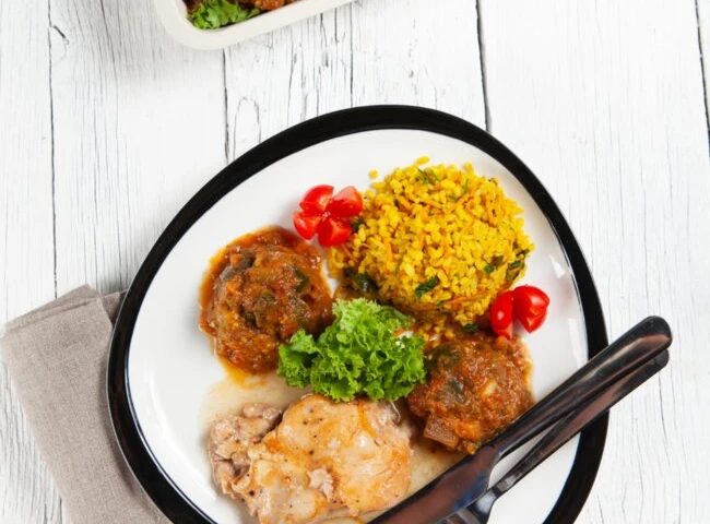 Pečené kuracie stehná s baklažánovou masalou a bulgurom