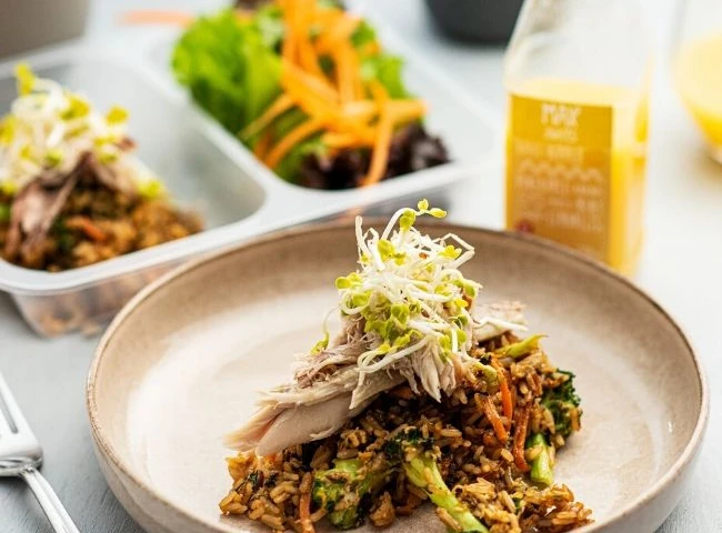 Smažená ryža s údenou rybou a Thajskou omáčkou