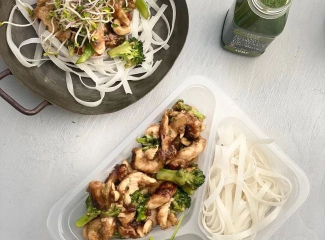 Kuracia stir-fry s brokolicou a kešu, ryžove rezance