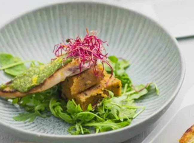 Batátova polenta so sezamom, kuracie prsia s janovským pestom