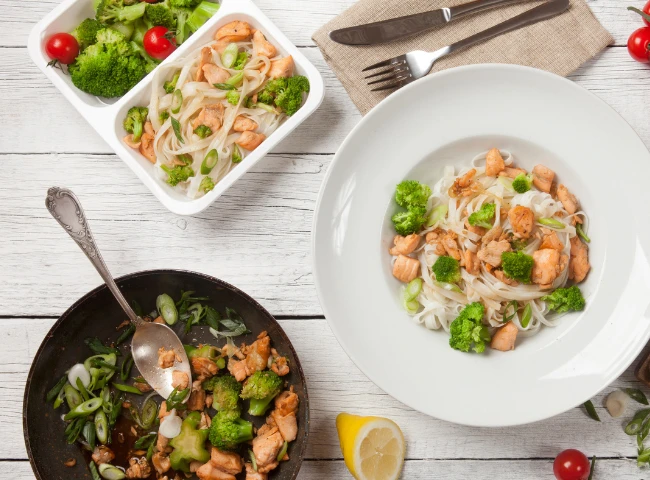 Zdravý obed: Ryžové rezance s lososom a brokolicou