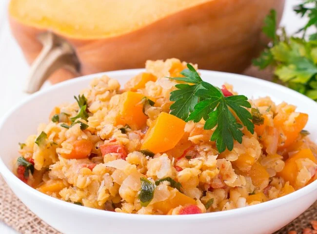 Pečená tekvica so šošovicou a domácou Korma pastou