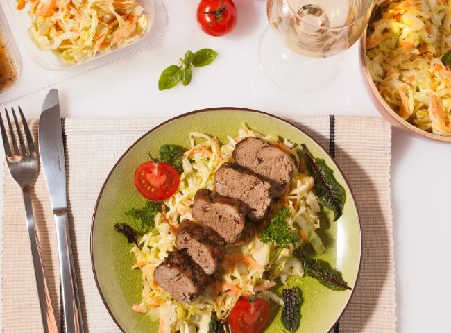 Bravčová panenka a šalát coleslaw