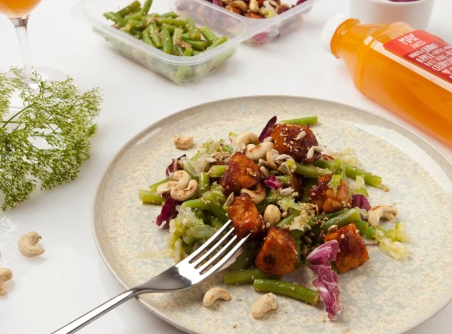 Šalát z marinovaného tempehu a zelenej fazuľky