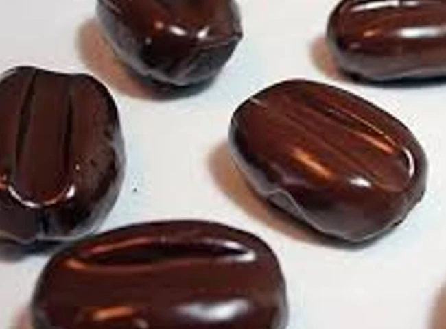 Kaffeebohnen in Schokolade