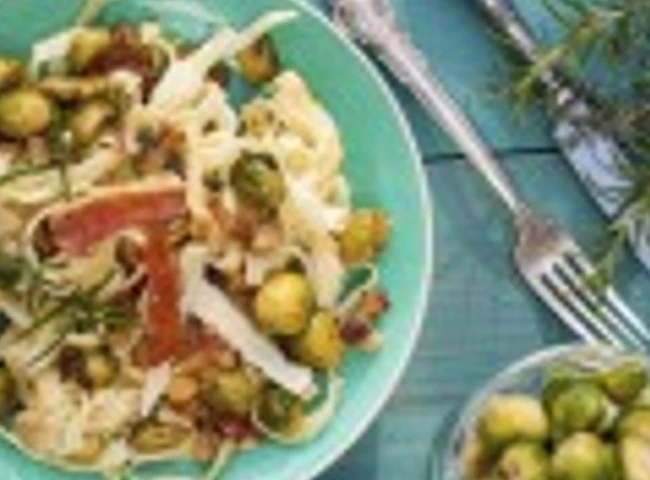 Cestovinový šalát s ružičkovým kelom