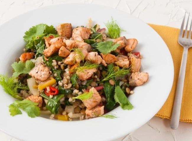 Šalát s lososom, šošovicou, pohánkou a feniklom