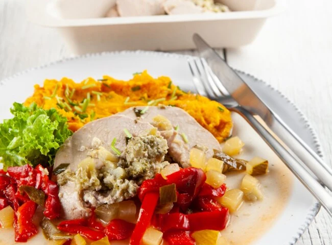 Bravčové kapsy s brokolicovou plnkou a mrkvovým pyré