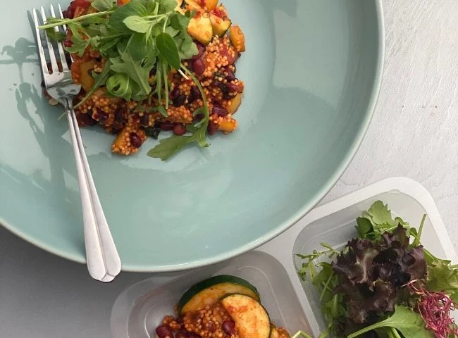 Pšeno s purpurovou fazuľou a sušenými rajčinami, šalát z červenej kapusty s pórikom